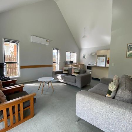 הוילה האנמר ספרינגס 15B Caverhill Close מראה חיצוני תמונה